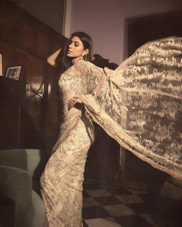 Mouni Roy 10