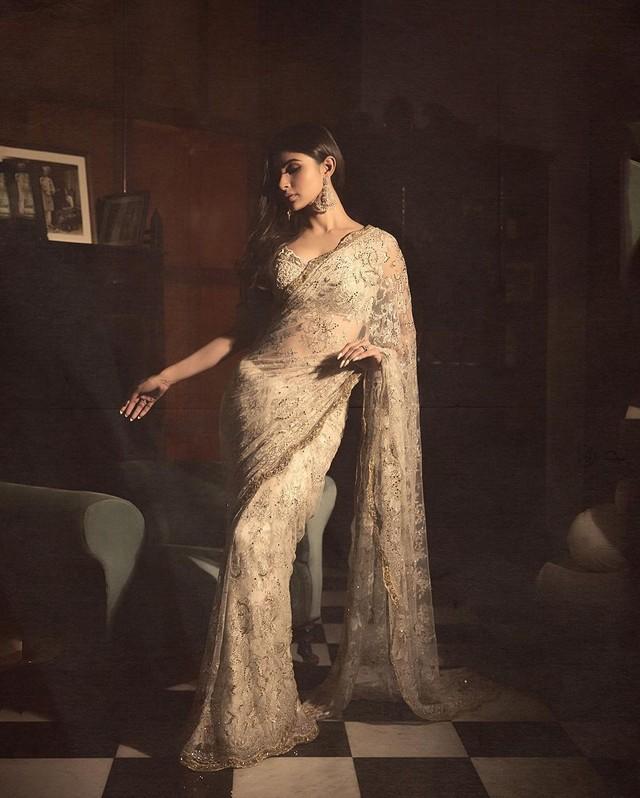 Mouni Roy 3