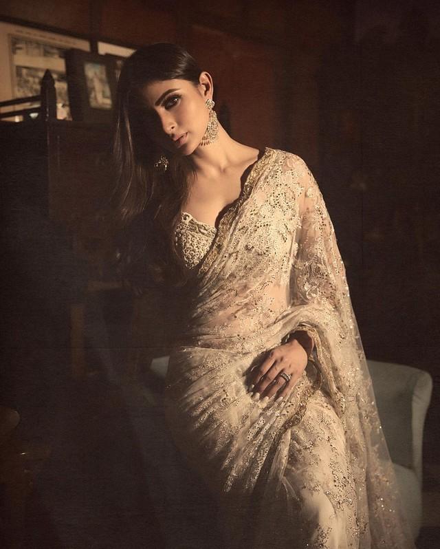 Mouni Roy 4