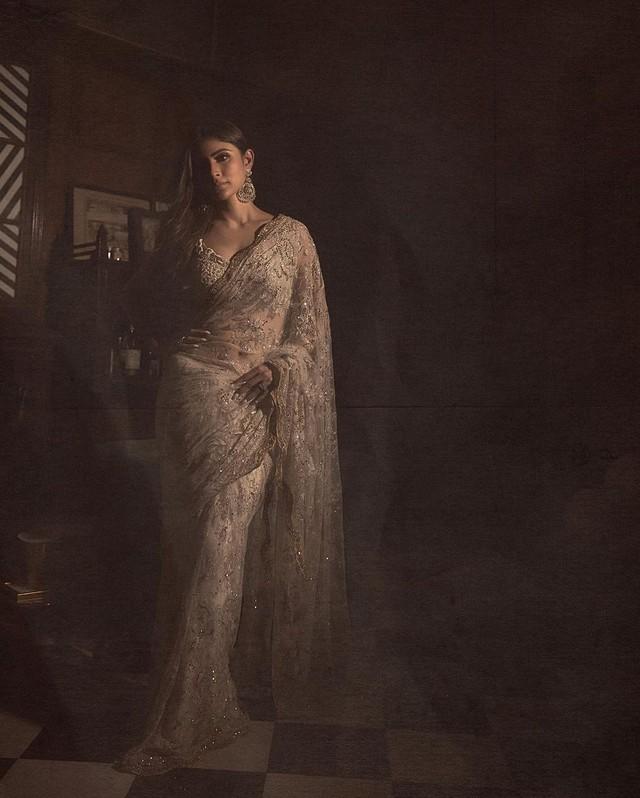 Mouni Roy 5