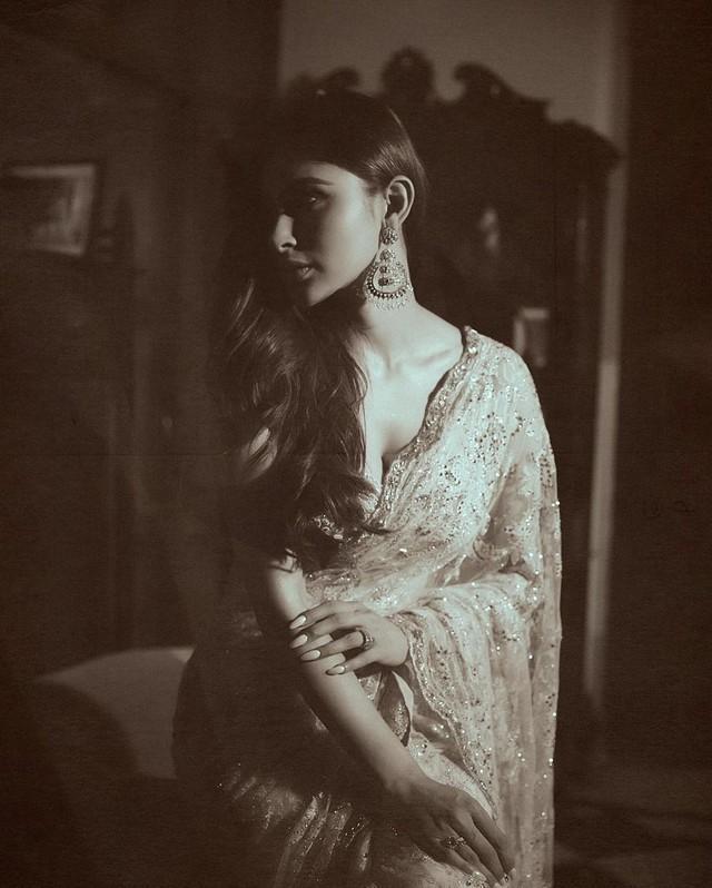 Mouni Roy 6