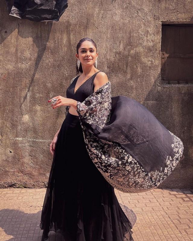 Mrunal Thakur 2