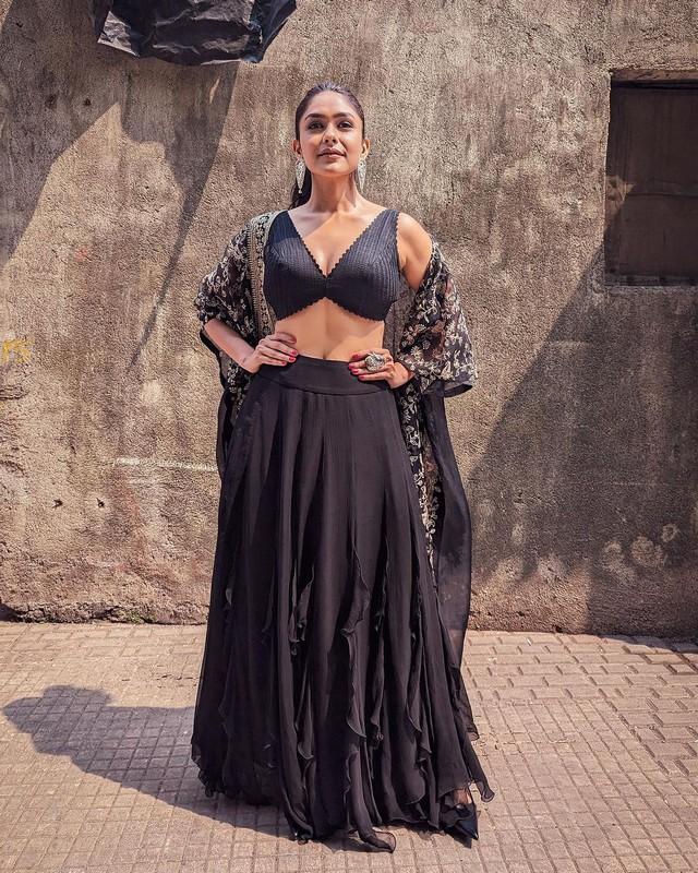 Mrunal Thakur 4