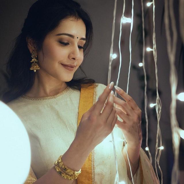 Raashii Khanna 5