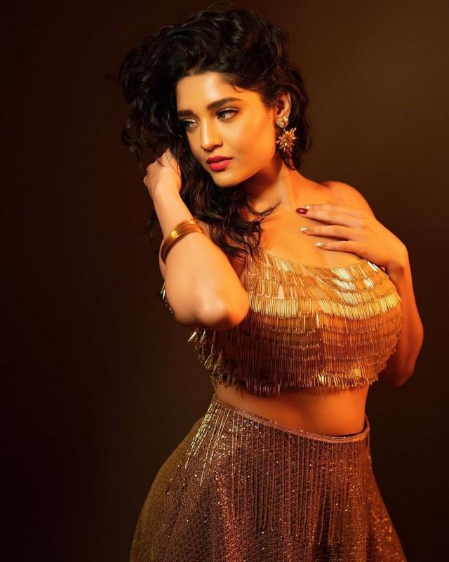 Ritika Singh 4