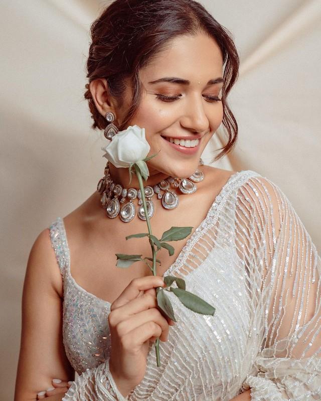 Ruhani Sharma 6