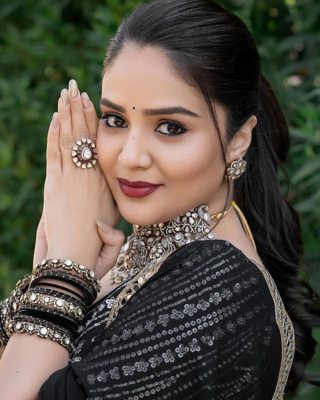 Sreemukhi 1