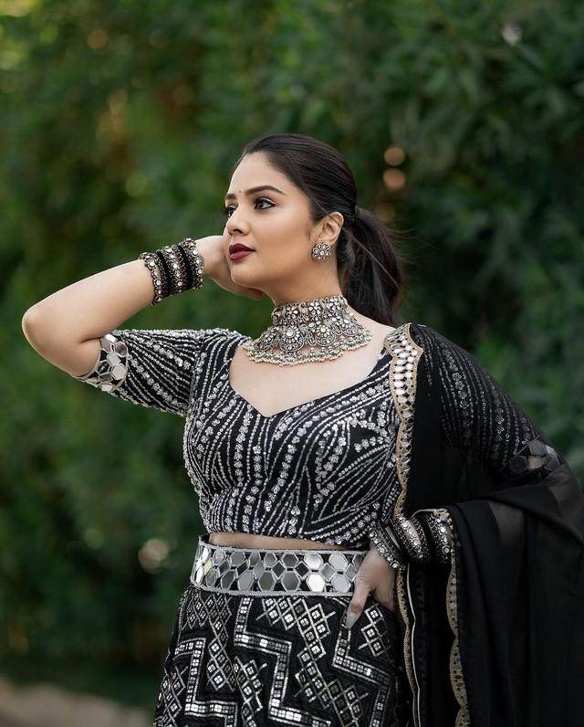 Sreemukhi 10