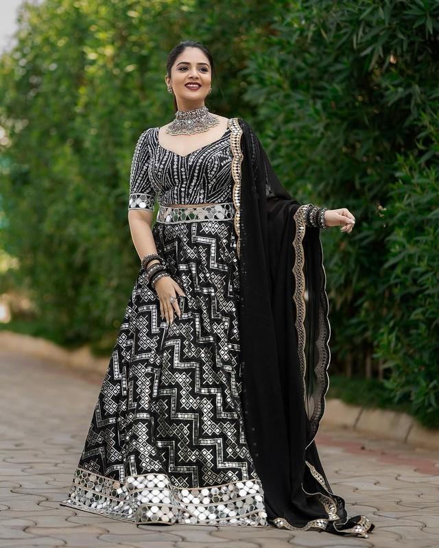 Sreemukhi 6