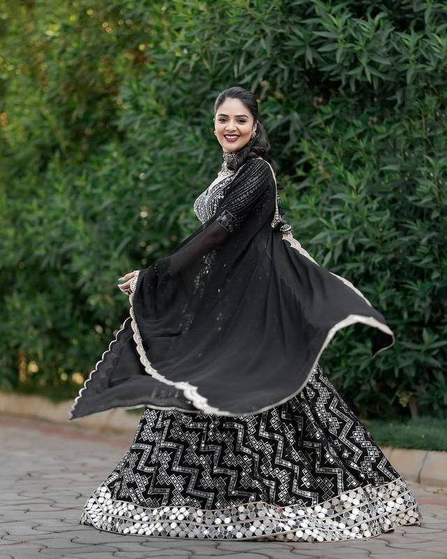 Sreemukhi 7