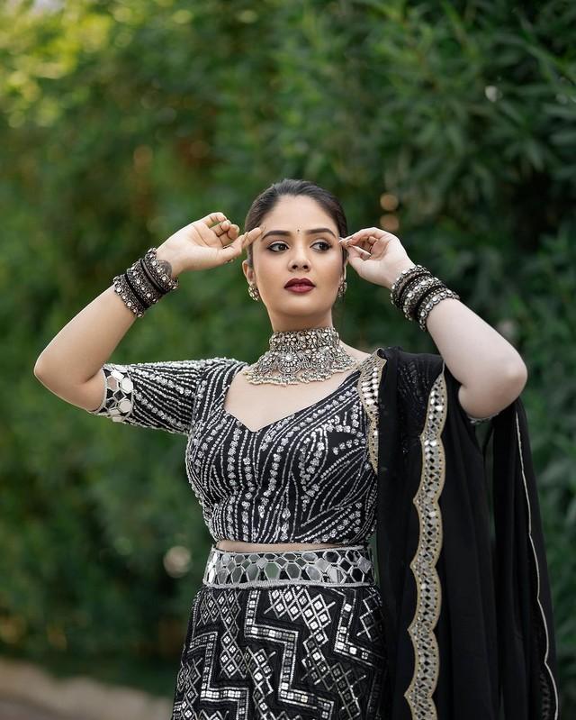 Sreemukhi 8