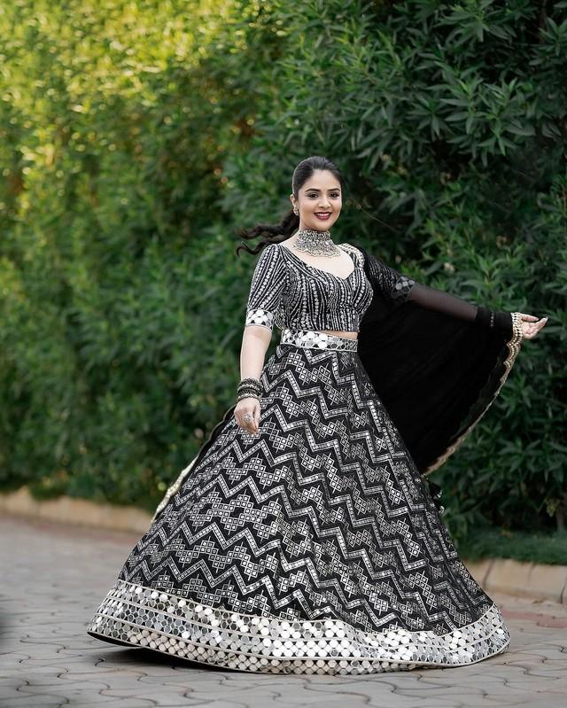 Sreemukhi 9