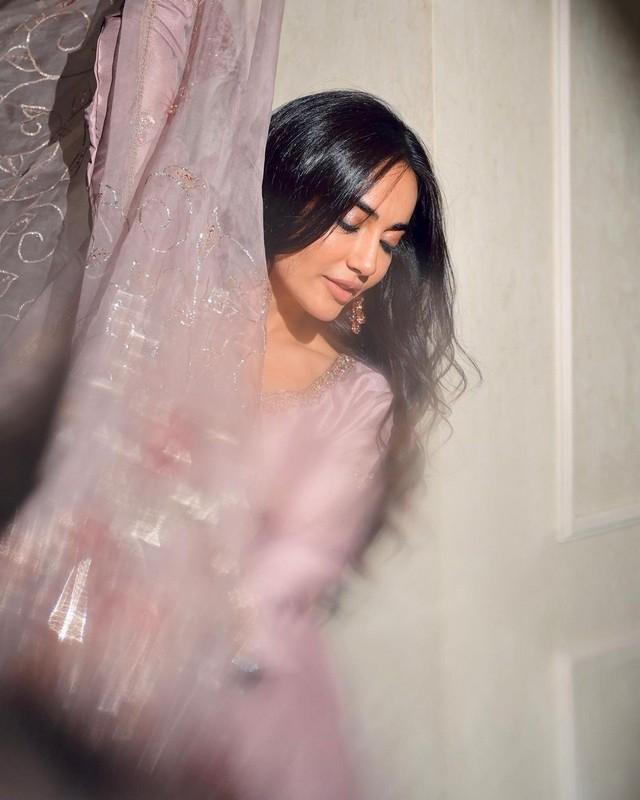 Surbhi Jyoti 8