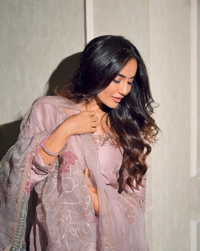 Surbhi Jyoti 9