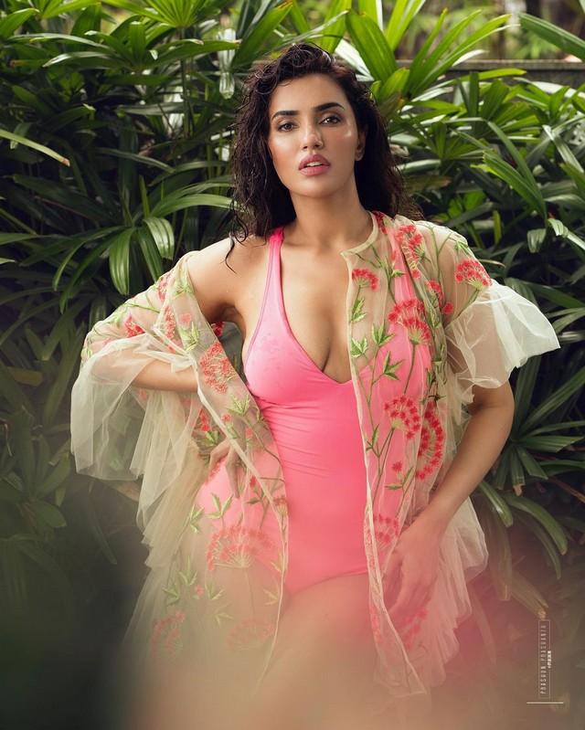 Akshara Gowda 6