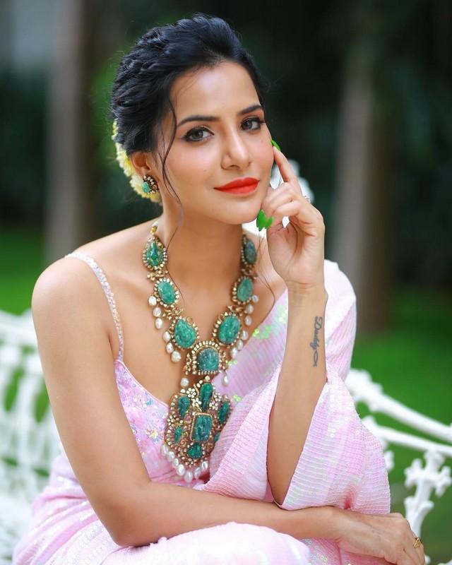 Ashu Reddy 4