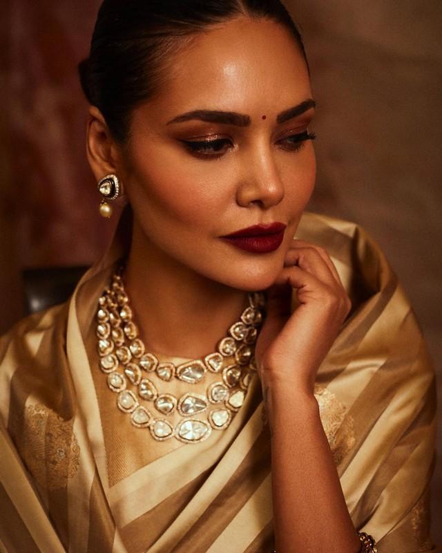 Esha Gupta 1