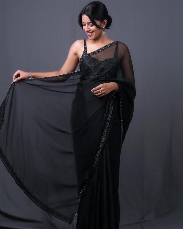 Mirnalini Ravi 10