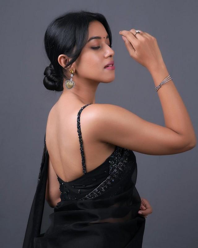 Mirnalini Ravi 11