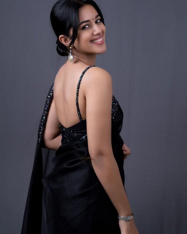 Mirnalini Ravi 7