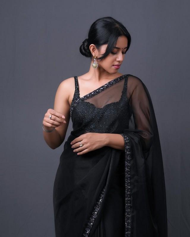 Mirnalini Ravi 8