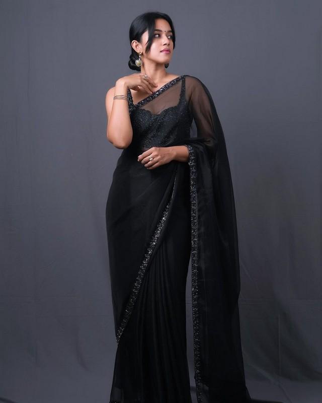 Mirnalini Ravi 9