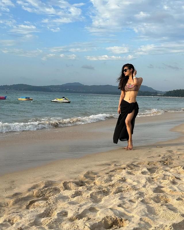 Mouni Roy 7