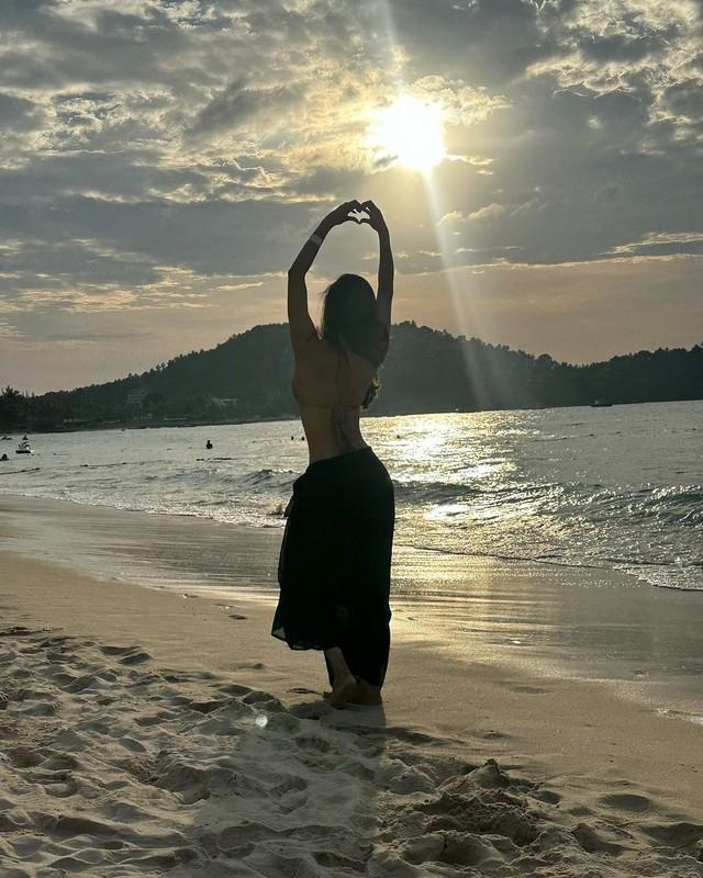 Mouni Roy 8