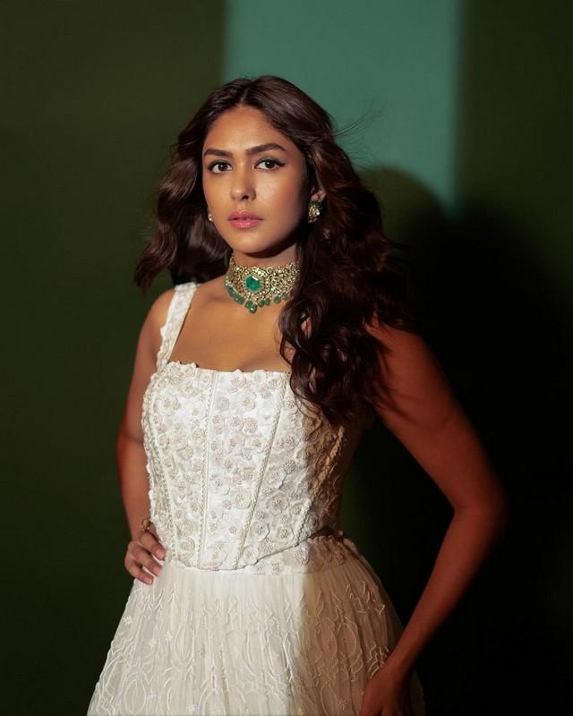 Mrunal Thakur 1