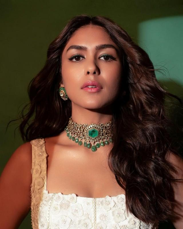 Mrunal Thakur 4