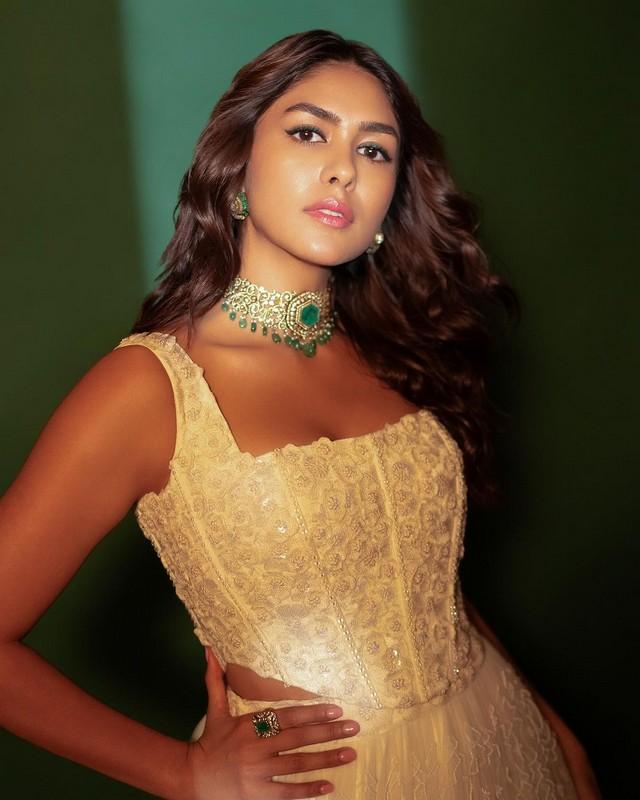 Mrunal Thakur 5