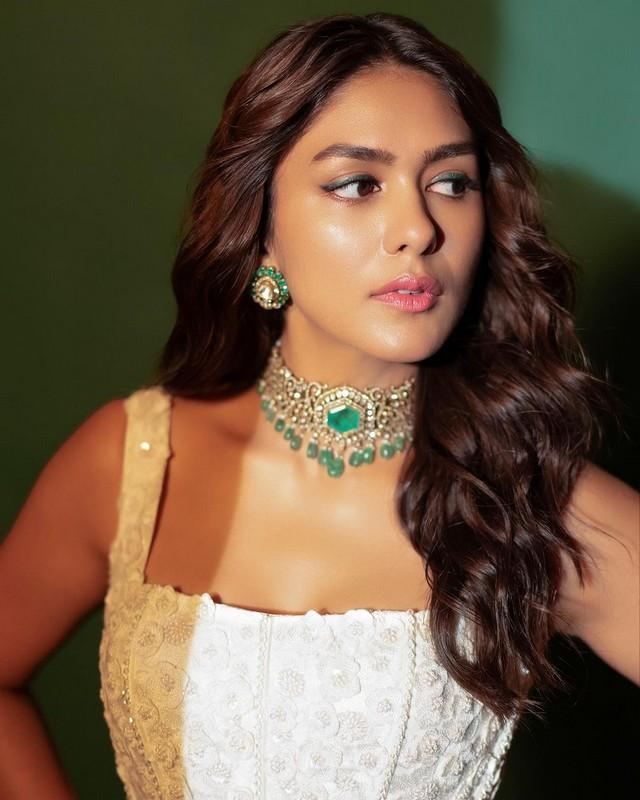 Mrunal Thakur 6