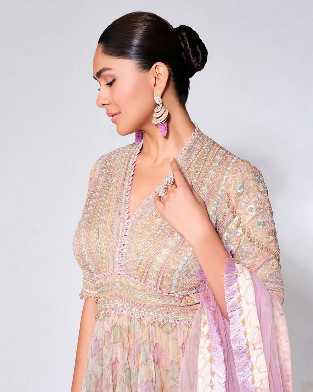 Mrunal Thakur 3