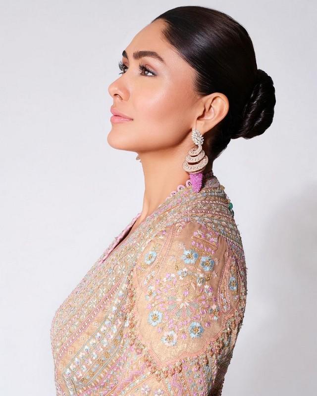 Mrunal Thakur 4