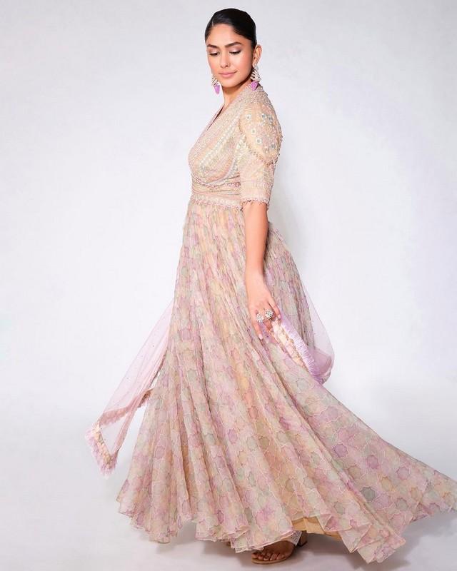 Mrunal Thakur 6