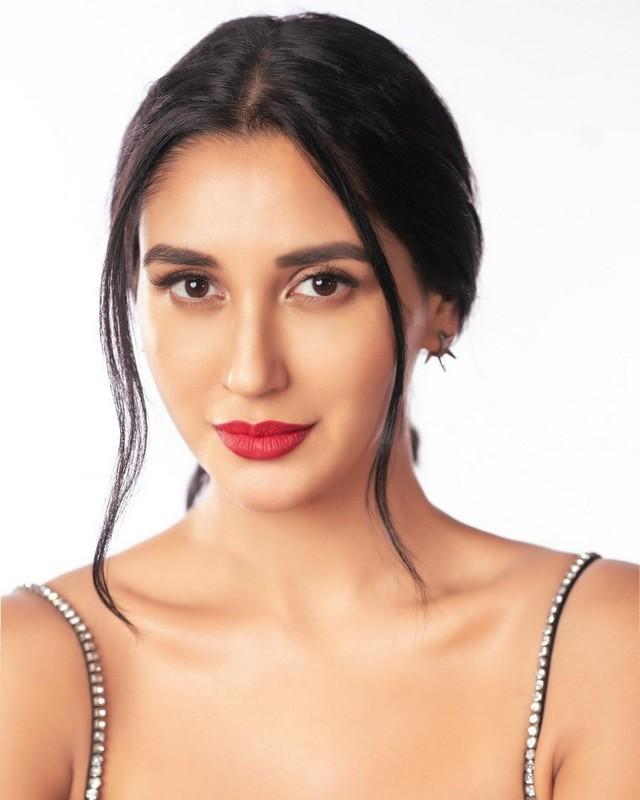 Nikita Dutta 11