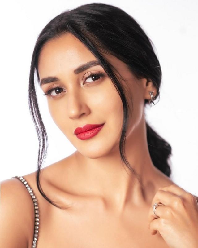Nikita Dutta 9