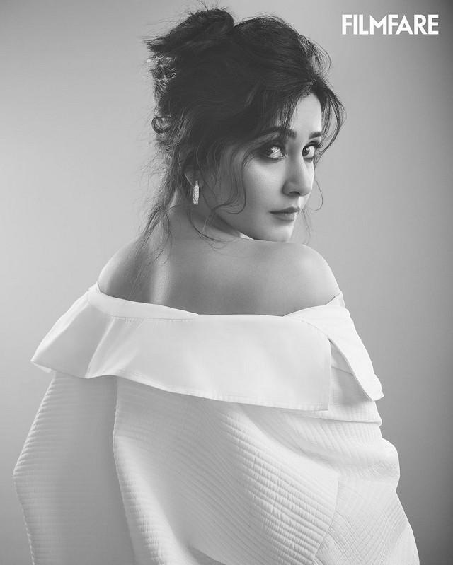 Raashii Khanna 8