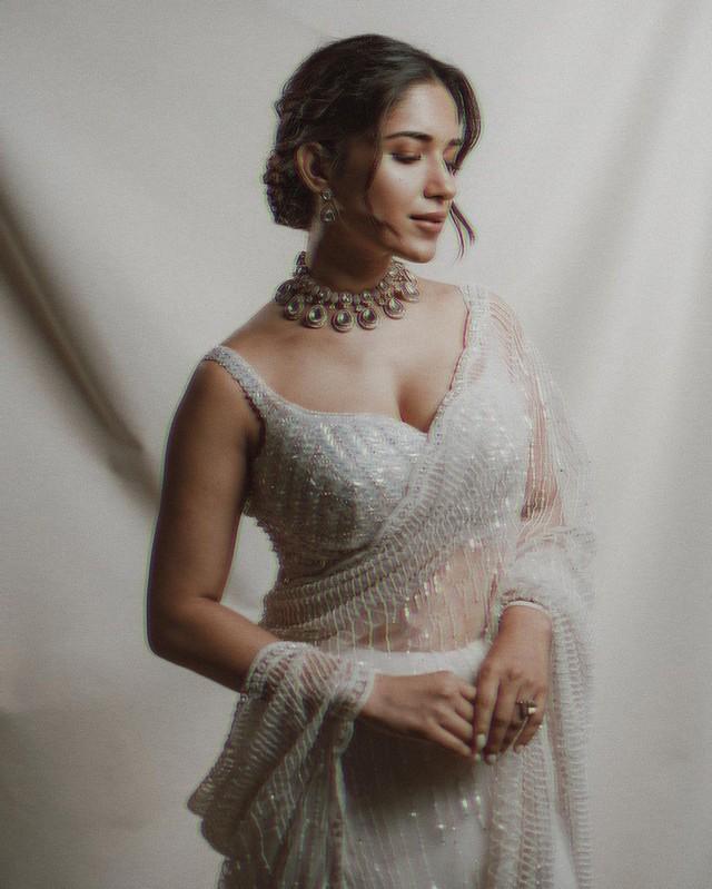 Ruhani Sharma 7