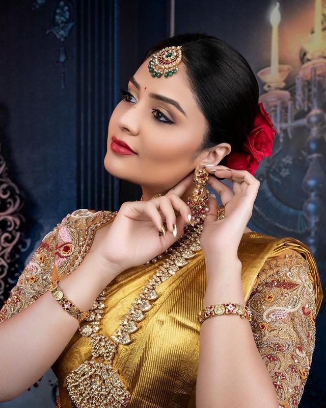 Sreemukhi 4
