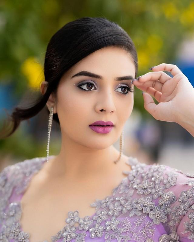 Sreemukhi 10