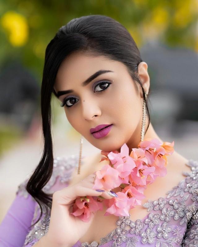 Sreemukhi 7