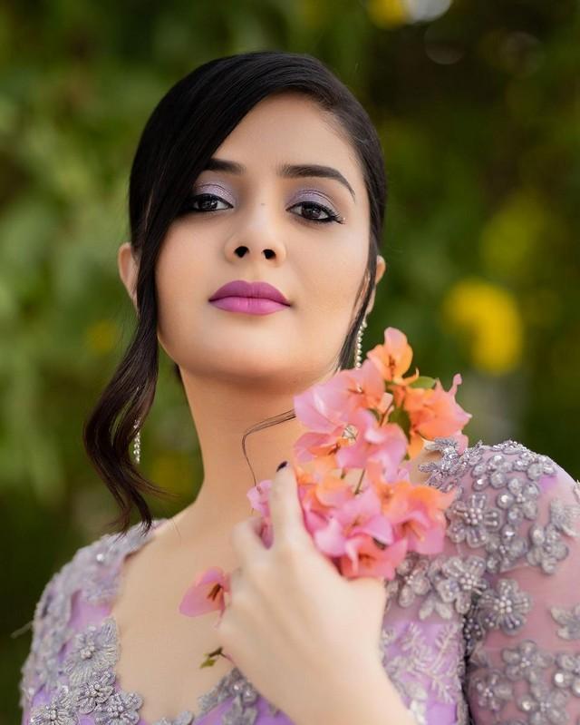 Sreemukhi 9