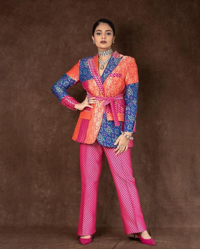 Sreemukhi 10