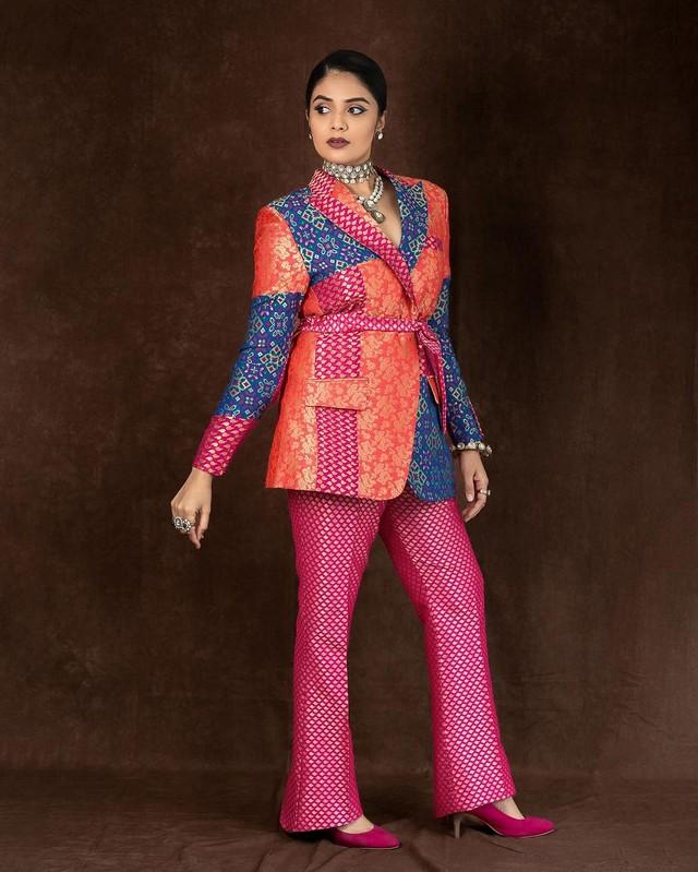 Sreemukhi 6