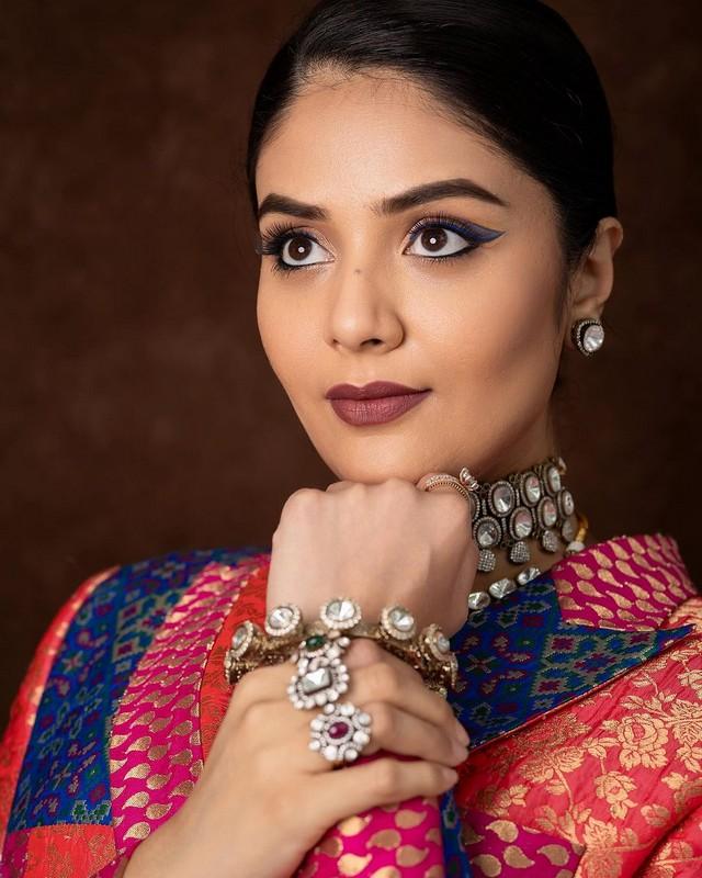 Sreemukhi 9
