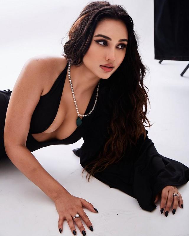 Akanksha Sharma 6