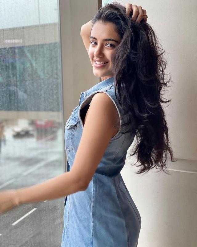 Malvika Sharma 6