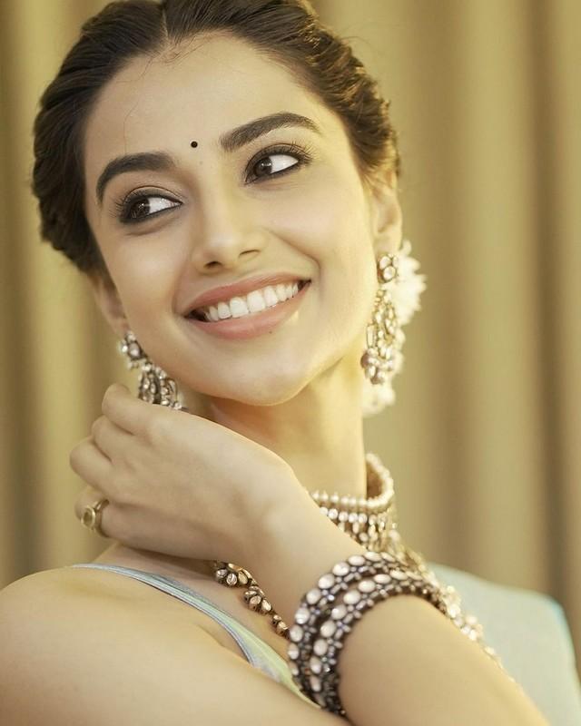 Meenaakshi Chaudhary 8