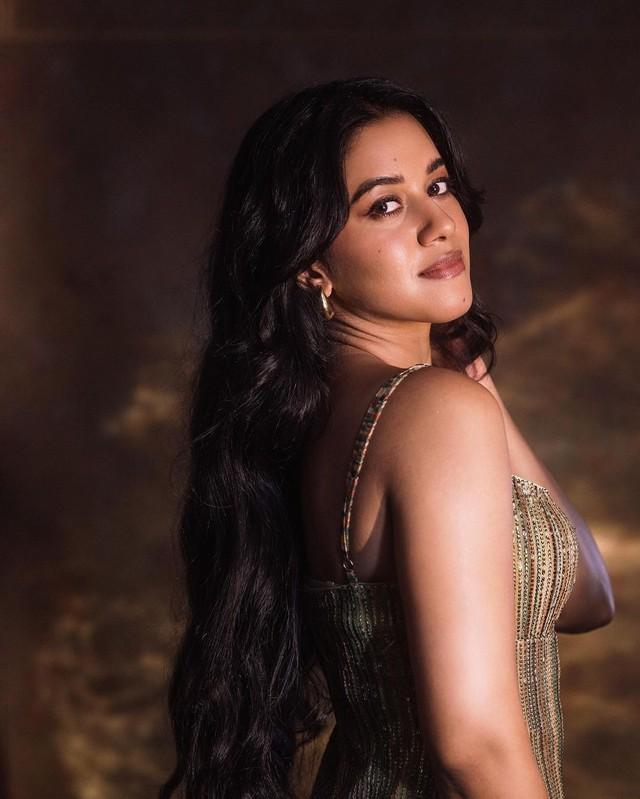 Mirnalini Ravi 5
